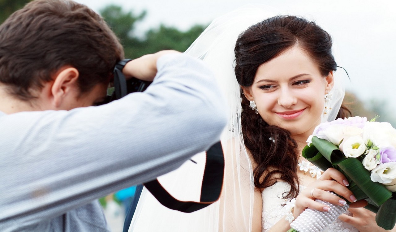 Какого свадебного фотографа выбрать: репортажного или студийного?
